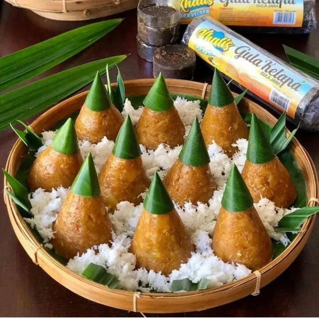 Tiap kali ke pasar pasti yang dicari itu jajan pasar. Makanan jadul tapi selalu ngangenin 😍

Mungkin bu Atikoh ke pasar juga kangen ama makanan tradisional. Seperti getuk gitu 🤤