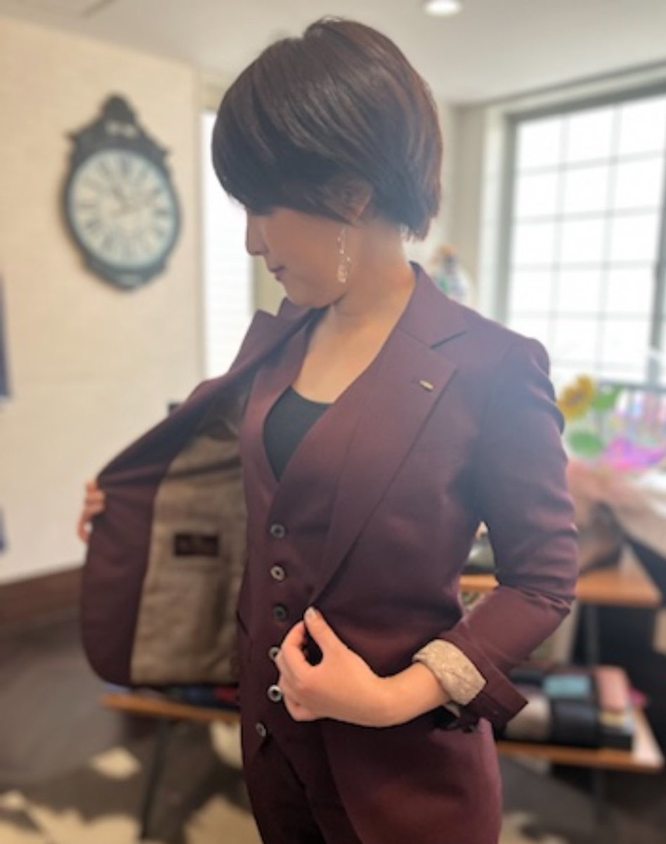 annshacho's tweet photo. この“あんこ色”のスーツ、
実はオーダーメイドなんです👩🏻💼
裏地の色柄にもこだわりました🫘
ベストは、昨夜のイベントが
はじめてのお披露目でした…🫶✨
#ヴィクトリースーツ #Remuse https://t.co/fp9uCHlNsB