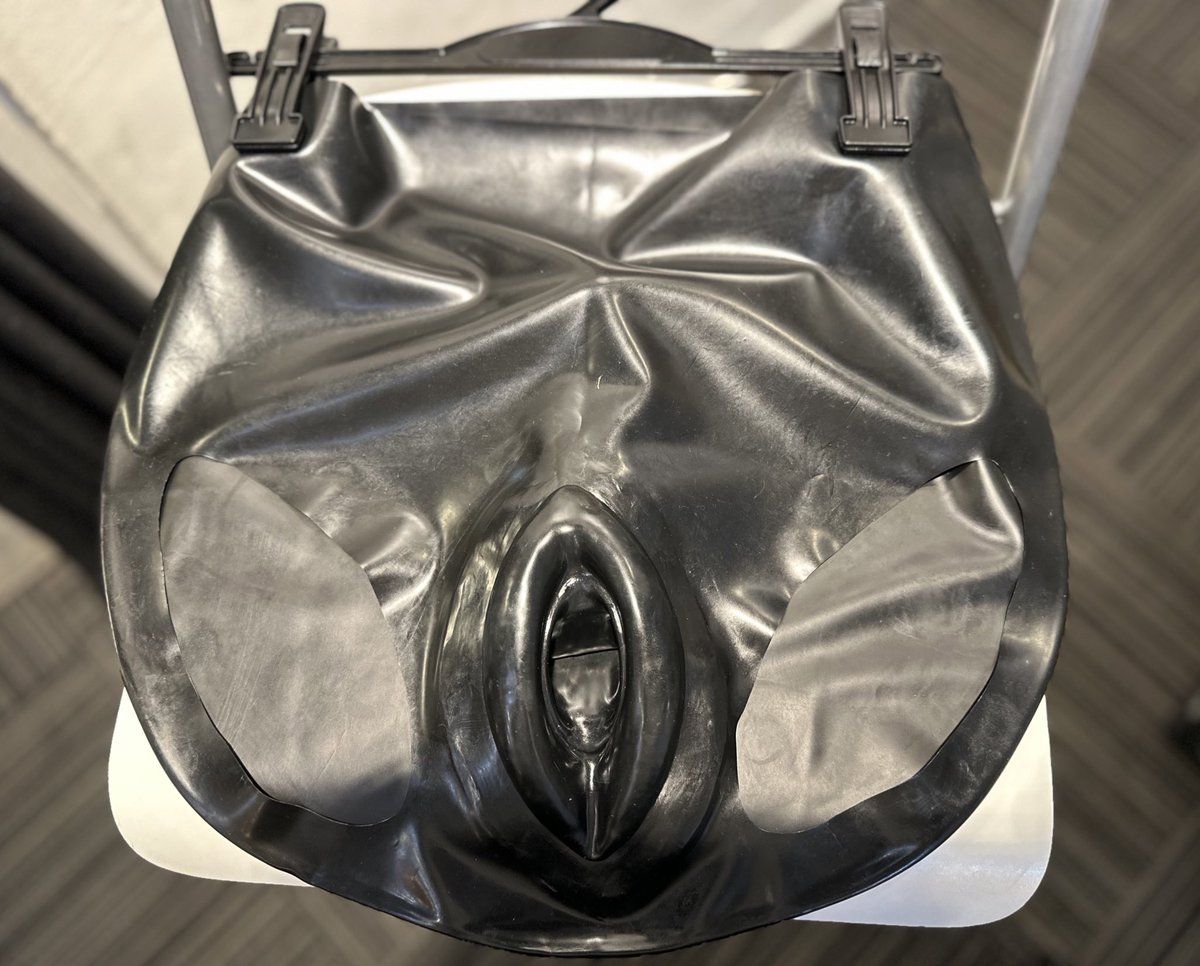 LiaizonRubber's tweet photo. マンP付きのゴムパンティ♬ https://t.co/oT1YOgIOwC
