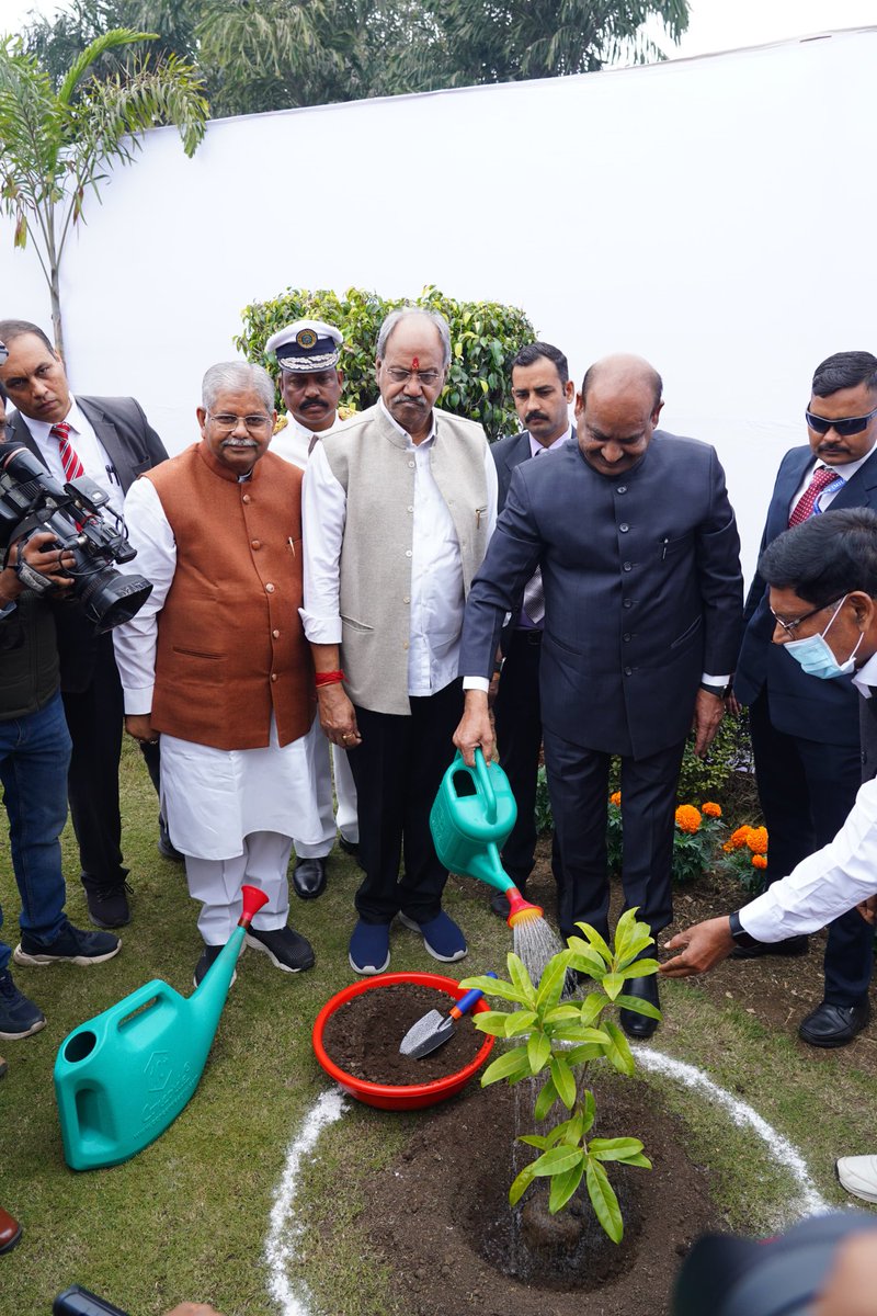 नवनिर्वाचित विधायकों के प्रबोधन कार्यक्रम में पधारे लोकसभा अध्यक्ष श्री <a href="/ombirlakota/">Om Birla</a> जी का छत्तीसगढ़ विधानसभा में हमने स्वागत किया। इस खास अवसर पर उनके द्वारा विधानसभा परिसर में पौधारोपण किया गया।