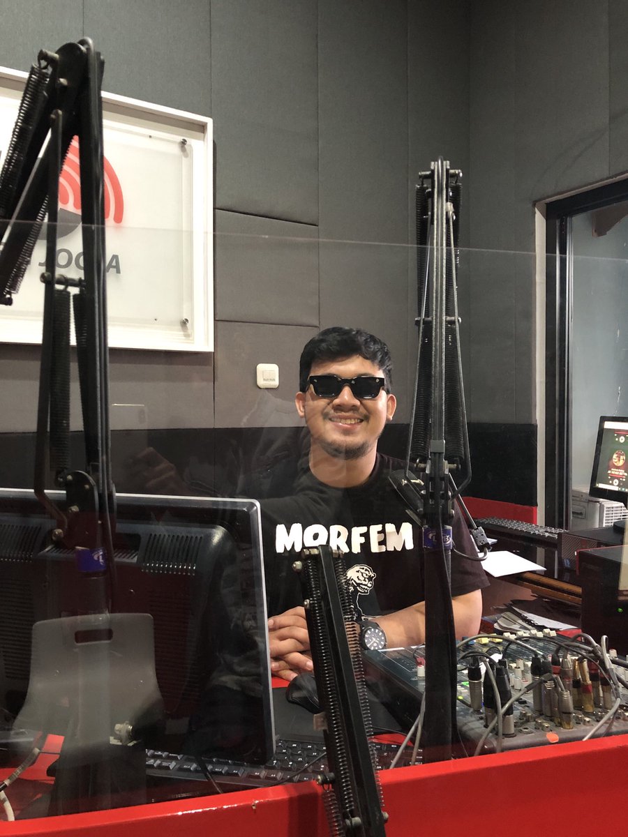 iswarajogja's tweet photo. Selamat sore ilisteners, kita mulai #SoreSoreWeekend nya yuk, ditemani Revino Rio, biasanya malem minggu kegiatan apa sih yg anda lakukan? cerita sambil pilih-pilih lagu 80-90-2000an di #iRadioJadul https://t.co/2JVO9zn3ba