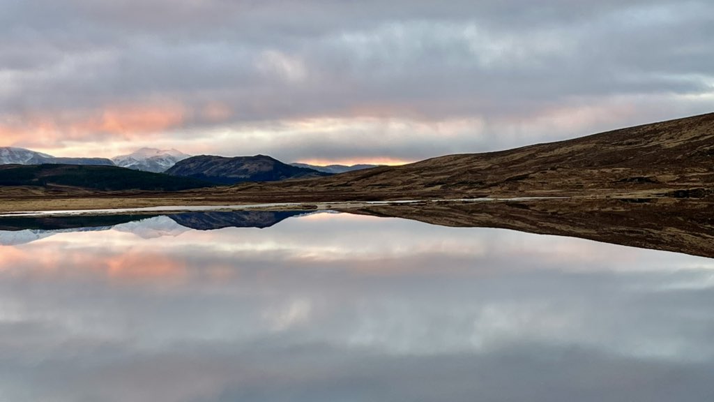 The sunset mirror image reflections on Locha na h-Earba Laggan were just beautiful☀️😍❄️x <a href="/ScotsMagazine/">ScotsMagazine</a> <a href="/walkhighlands/">walkhighlands</a> <a href="/TisoOnline/">Tiso</a> <a href="/ramblersscot/">Ramblers Scotland</a> <a href="/TGOMagazine/">The Great Outdoors</a> <a href="/harveymaps/">HARVEY Maps</a> <a href="/VisitScotland/">VisitScotland</a> <a href="/OrdnanceSurvey/">Ordnance Survey</a> x
