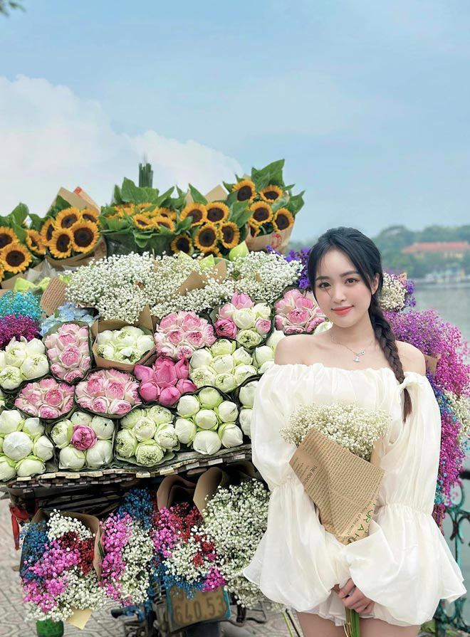 Thu Hà Nội đẹp và quyến rũ không chỉ vì cảnh sắc, khí hậu; mà còn bởi điều gì đó mà ta chỉ có thể cảm nhận - rất khó gọi tên....