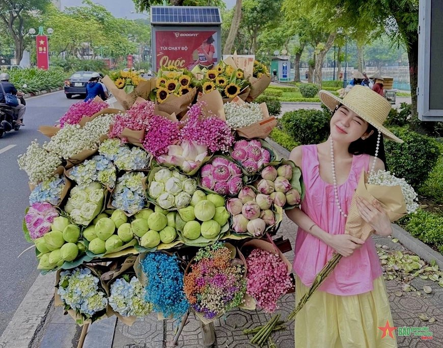 . STT Hà Nội ngày trở gió
Em có nghe trời vào thu Hà Nội
Anh xiêu lòng ngắm mùa lá vàng rơi
Cơn gió nhẹ thoảng đưa mùi hoa sữa
Đẹp một màu nắng sớm nhẹ vào thu.
Tôi thường đọc đâu đó đôi ba lời tâm sự về mùa thu Hà Nội.