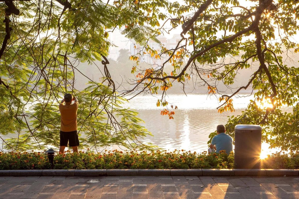 Mùa Thu Hà Nội, dịu dàng như một món quà mà thiên nhiên và đất trời ban tặng cho mảnh đất ngàn năm văn hiến. Mùa thu thì ở đâu cũng có, nhưng thu Hà Nội vẫn cứ đẹp đến nao nức lòng