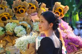 Mùa thu, bầu trời xanh hơn, nắng vàng trải nhẹ trên những con đường - góc phố, trên những ngọn cây. Gió heo may nhè nhẹ thổi, cuốn theo những chiếc lá xoay rơi xào xạc như những nốt nhạc