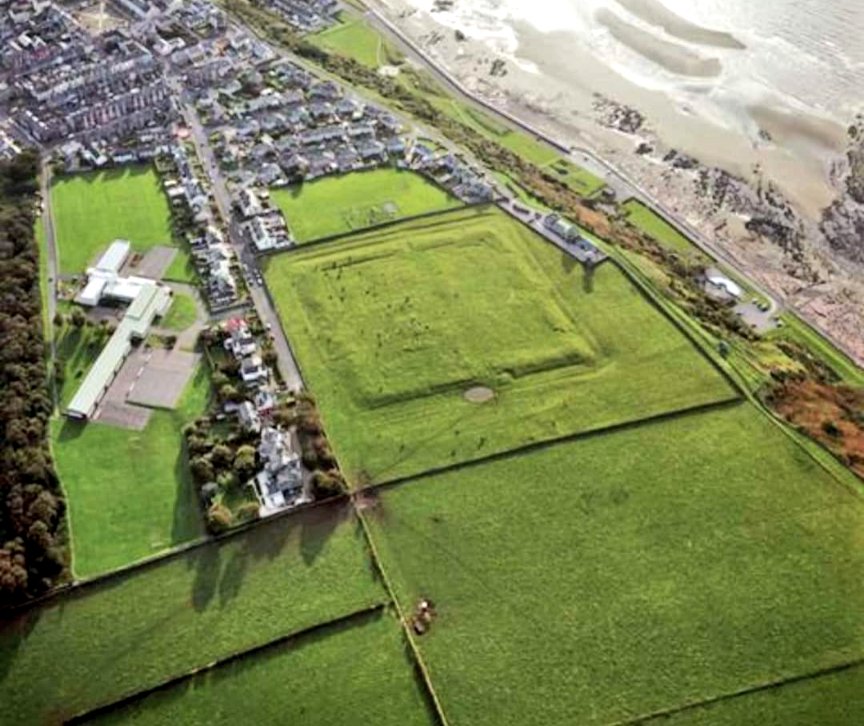 The Roman fort of Alauna (modern Maryport) in Cumbria, England, then (2nd or 3rd century)
#RomanSiteSaturday #Archaeology
