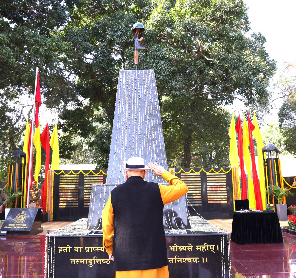AmitShah's tweet photo. The martyrs of the @SSB_INDIA are an inspiration for generations. Laid a wreath at the Shaheed Smarak in SSB Complex, Tezpur, Assam. https://t.co/eWe2CAuGS6