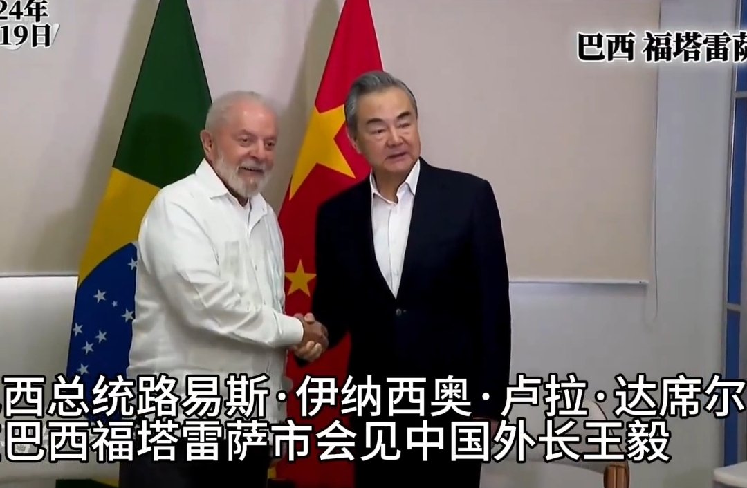 #WangYi transmitió saludos del Pte #Xi a @LulaOficial, le agradeció postura🇧🇷 en UnaSolaChina. 🇨🇳da prioridad a lazos con 🇧🇷, apoya el desarrollo socio económico y papel regional e intl y agenda multilateral d🇧🇷. Dispuesta conectar #FranjayRuta 🇨🇳 con Reindustrialización...🇧🇷.