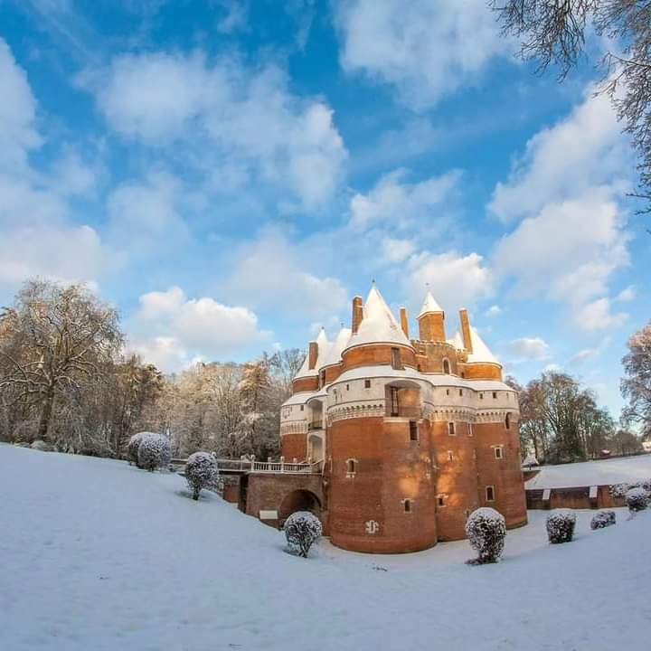 #Somme 
Château de #Rambures 

Notre France est belle.
Protégeons-là !