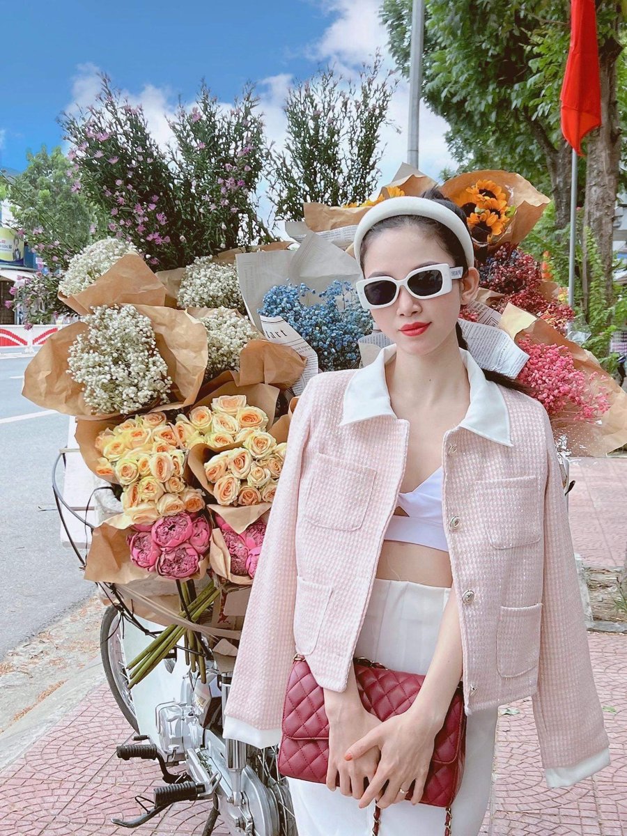 Hà Nội, mùa nào cũng vậy, cứ phải thật chậm, thật khẽ mới có thể từng phút, từng giây, từng khoảnh khắc cảm nhận hết những mùi hương si mê, những thanh âm trầm mặc hay những nét cổ kính rêu phong.