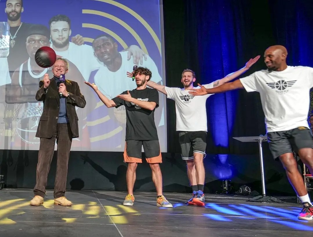 LaTeamFly's tweet photo. Merci à Auxerre et Nelson Monfort ! Plus d'images très bientôt 😉 
#TeamFlyParis #Auxerre #dunk #basketfreestyle #NelsonMonfort #francetelevision #paris2024 #jeuxolympiques #olympicgames 
@auxerrexpo @villedauxerre https://t.co/YmzOmKwIG2