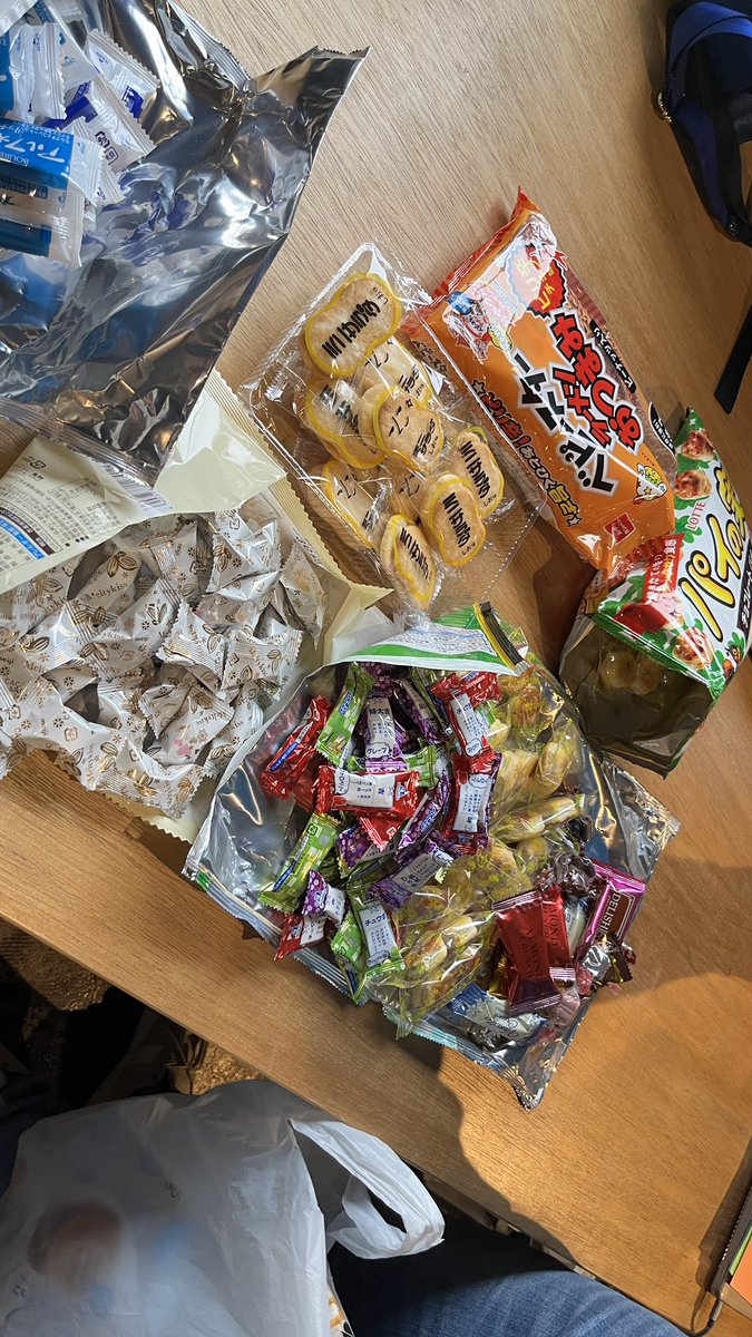 Tebasaki_lab's tweet image. #CoderDojo久留米 参加してきました!
今回はScratchをやってる子も。持って行ったお菓子は爆速でなくなりました🤣
自分は昔作った2Dマイクラと #福岡未踏 で使ってる作品を発表。興味持たれて嬉しかったです。
ありがとうございました!
