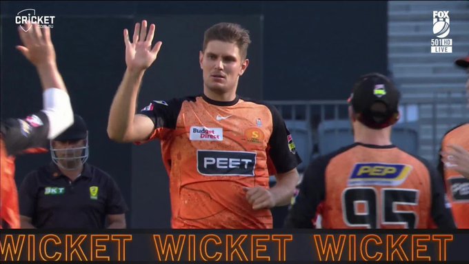 Not a great shot selection from Weatherald... 📹 Credits: Twitter/BBL