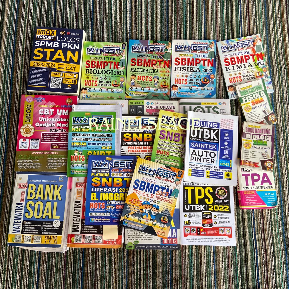 rainelspage's tweet photo. : ̗̀➛GIVEAWAY/HIBAH BUKU UTBK SNBT
haloo, aku mau hibahin beberapa buku persiapan snbt dan latihan soal kelas 10, 11, 12

[HELP RT/LIKE]
disclaimer; ongkir ditanggung pemenang https://t.co/bp3GmUGM5e