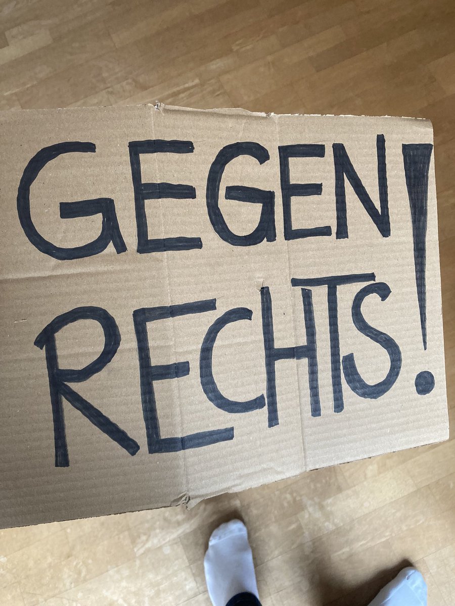 Bereit für die Demo heute. 
Leider wurde mir „Macht kaputt, was eich kaputt macht“ ausgeredet, da es wohl ein bisschen Missverständlich sein könnte.
#LAUTgegenRechts #fckafd #LautGegenNazis #AfDVerbotjetzt