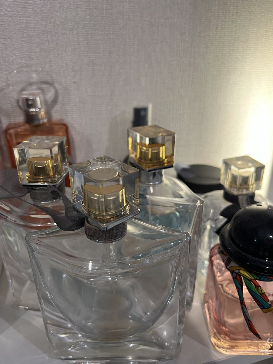 มาแล้วครับ ความหลับนางฟ้า 
น้ำหอมที่คนทักก็คือ La vie est belle ของลังโคม ที่ผมใช้กลิ่นนี้เพราะแม่ใช้ก่อนแล้ว ใช้ตามแม่ครับ แม่ได้ราคาถูกเพราะมีน้าที่เป็นแอร์ฯ คอยซื้อให้ ในไทยมีขายที่ eve and boy ครับ การันตีความติดทน หอมฟุ้ง แนวหวานๆ 
ส่วนตัวเลิกใช้แล้วเพราะอยากเป็นเกย์แมนๆฮะ😣