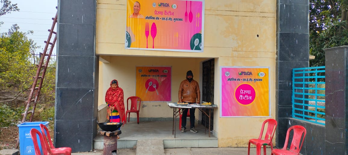 UPSIDA's tweet photo. औद्योगिक क्षेत्र बन रहे हैं विकास के साथ रोजगार का भी माध्यम। 

यूपीसीडा द्वारा औद्योगिक क्षेत्र एसईज़ेड मुरादाबाद पॉकेट बी में प्रेरणा कैन्टीन का शुभारंभ किया गया। पॉकेट बी में श्रमिकों को भोजन उपलब्ध कराने हेतु प्रेरणा कैंटीन की स्थापना की गई है।

#UPSIDA #UttarPradesh #industrial_development #NRLM #Prernacanteen #WomenEmpowerment #Employment