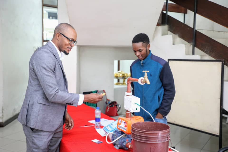 Wabunifu mbalimbali walioshiriki  ziara ya Kamati ya Bunge ya Elimu, Utamaduni na Michezo katika Ofisi za COSTECH Jijini Dar es Salaam