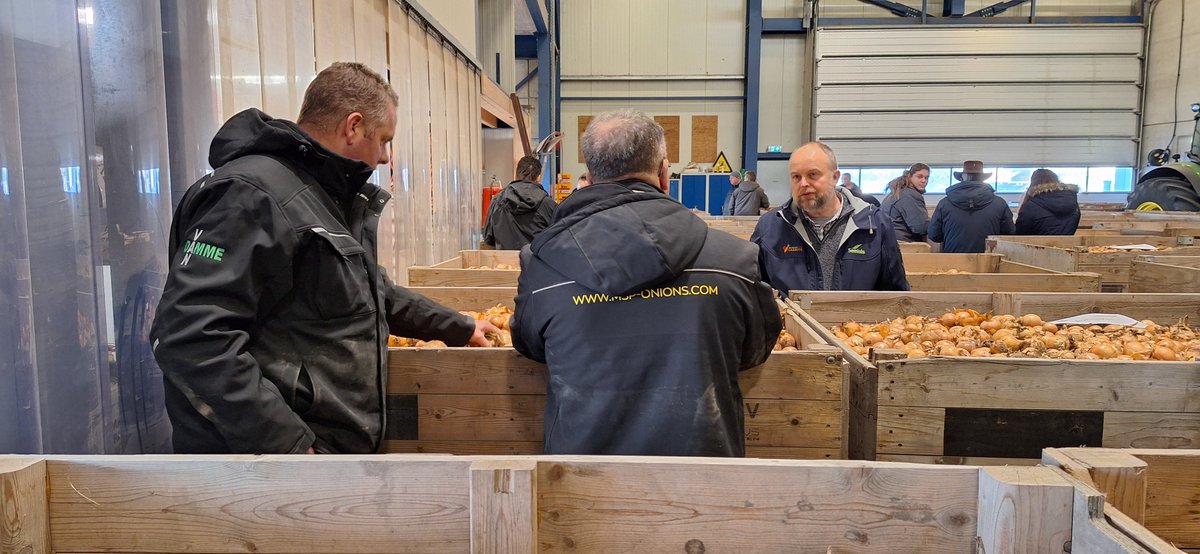 Onze jaarlijkse bijeenkomst bij de firma Goud in Biervliet <a href="/uirekaonderzoek/">Uireka</a>  rassenonderzoek. met alle zaadhuizen. Protocolbespreking 2024. <a href="/Proefboerderij/">Rusthoeve</a> <a href="/goud/">morebreeze</a> . Veel uien dus vanuit de drie locaties (NO, ZW en Flevoland). <a href="/PetervanDamme1/">Peter van Damme 🥔🧅🥕🌾</a> als nieuwe voorzitter!  #uien