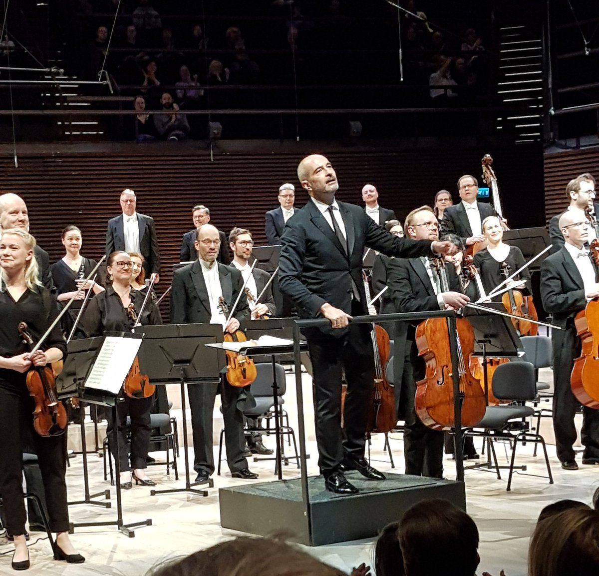 Eilen @HelsinkiPhil soitti Antonello Manacordan johtamana Robert Schumannin sinfoniat 3 & 4. Erittäin vakuuttavasti rakennettuina, huolellisesti balansoituina, mutta ah, mikä draivi! Tällaista musisointia on ilo kuunnella. Ensi ke ja to kuullaan sinfoniat 1 & 2 & sellokonsertto.>