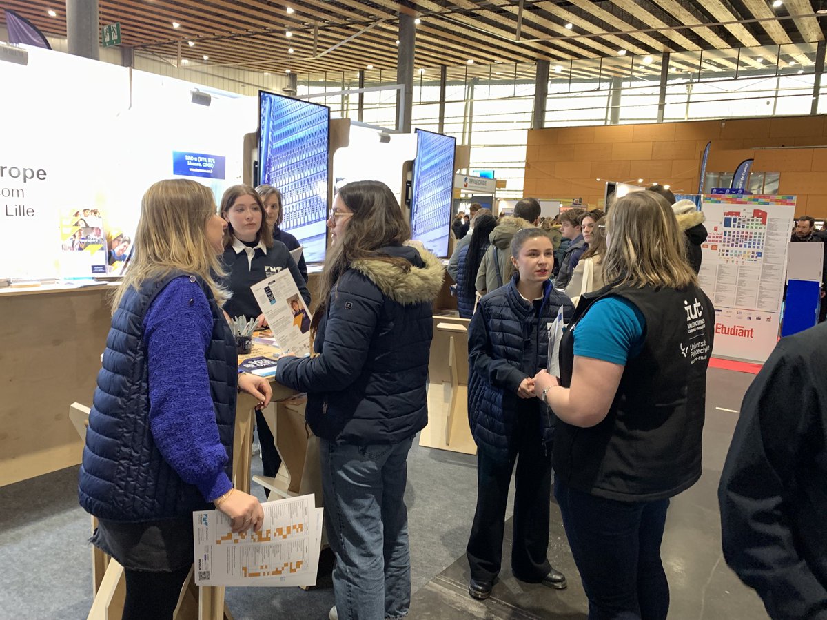 AlainSchmittMin's tweet photo. Affluence ce matin au salon de ⁦@letudiant⁩ . Elèves et personnels ⁦@IMT_NordEurope⁩ : Tous ambassadeurs https://t.co/63GK5UbiEC