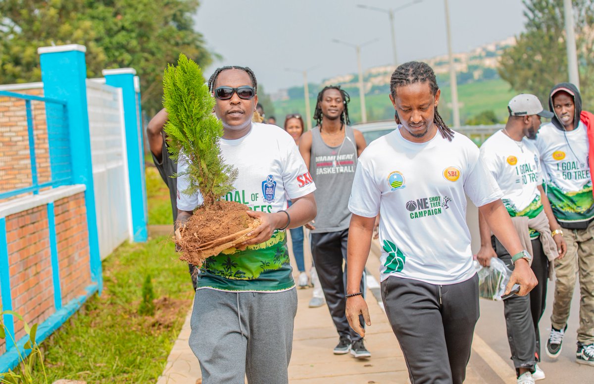 CityofKigali's tweet photo. Umuyobozi w'Umujyi wa #Kigali wungirije ushinzwe Ubukungu n'Imibereho y'Abaturage @Urujeni1, Umuyobozi wa @orionbbc n'Umuyobozi wa @SkolRwanda bifatanyije n'urubyiruko muri uyu muganda udasanzwe nka kimwe mu bikorwa byateguwe mu Isangano ry'Urubyiruko. #KigaliYouthFestival https://t.co/yzeGN8XqrH