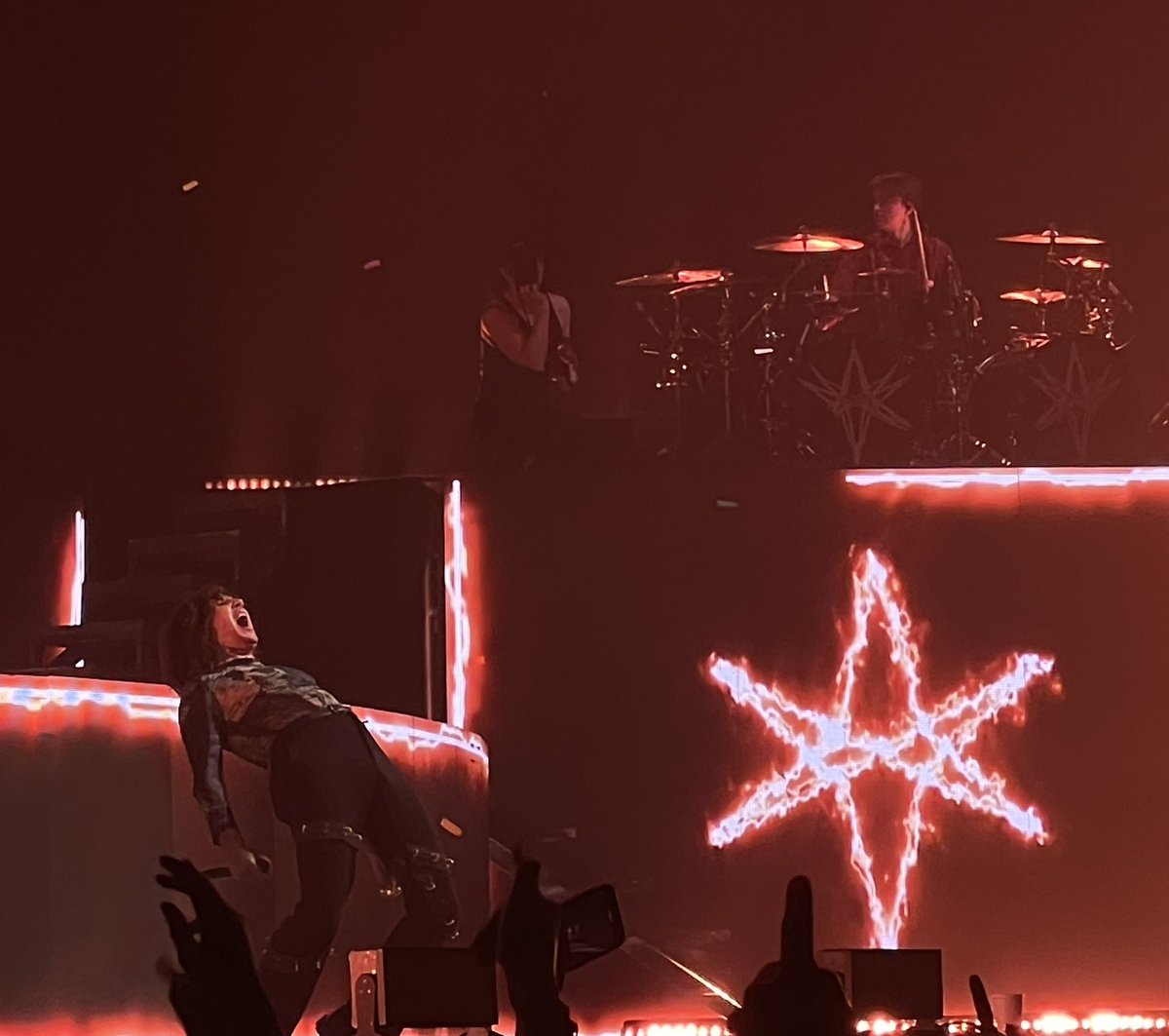 mattrob8768's tweet photo. Bring Me The Horizon last night was incredible! Pleased with how this photo turned out #BMTH #oliSykes #bringmethehorizon #sheffieldarena @olobersyko @bmthofficial @SheffieldArena https://t.co/MFI0rQTWQE