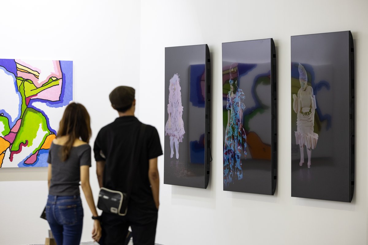 Immerse yourself in the cutting-edge world of digital art at ART SG! Check out these artworks created using digital technology, including AI, virtual reality and computer bast art. Highlights include Su Hui Yu, Wong Chee Meng and Jake Elwes.