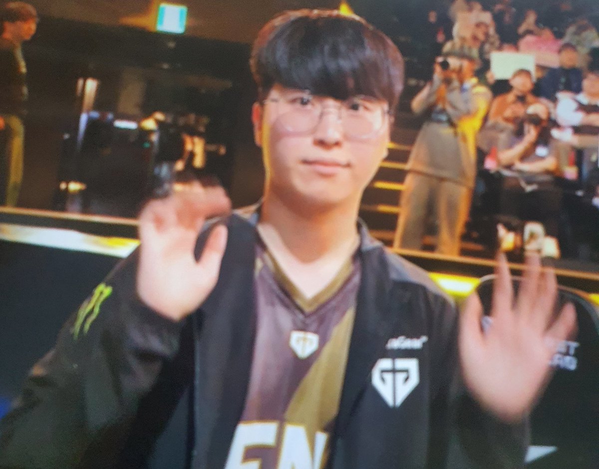 imcokecolorx's tweet photo. 240120 NS vs GEN [LCK]

아니 기인 선수님 왤케 귀엽지.. ㅜㅜ

#GenGWIN #Kiin #기인 https://t.co/RfZhJ1vrt0