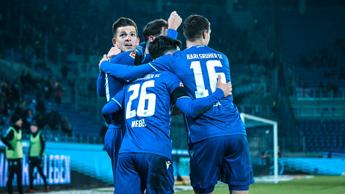 KarlsruherSC's tweet image. Zusammengehalten und dafür belohnt worden! 💙 🤍

In der Bildergalerie findet ihr alle Eindrücke zum gestrigen 2:1-Heimsieg gegen Osnabrück. ➡️ s.ksc.de/5np

#KSCmeineHeimat #KSCOSN