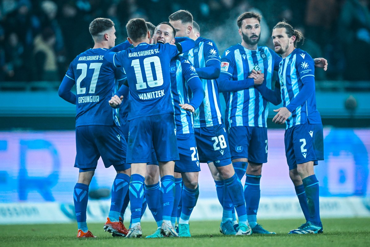 KarlsruherSC's tweet image. Zusammengehalten und dafür belohnt worden! 💙 🤍

In der Bildergalerie findet ihr alle Eindrücke zum gestrigen 2:1-Heimsieg gegen Osnabrück. ➡️ s.ksc.de/5np

#KSCmeineHeimat #KSCOSN