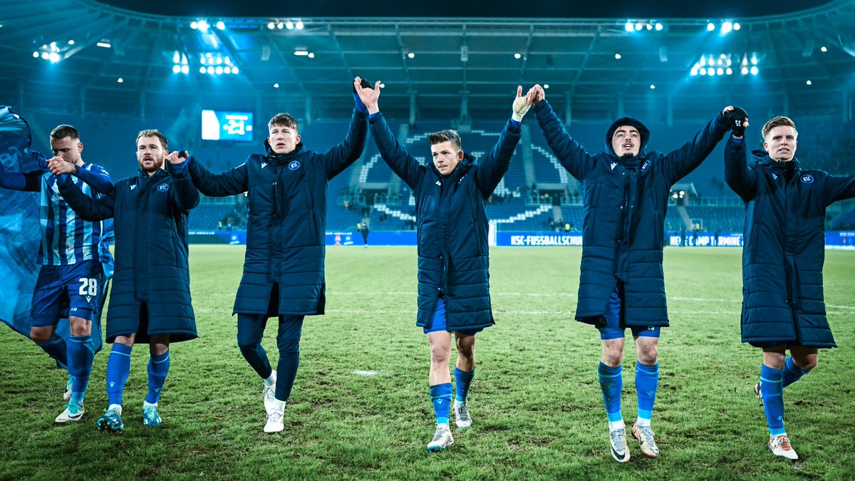 KarlsruherSC's tweet image. Zusammengehalten und dafür belohnt worden! 💙 🤍

In der Bildergalerie findet ihr alle Eindrücke zum gestrigen 2:1-Heimsieg gegen Osnabrück. ➡️ s.ksc.de/5np

#KSCmeineHeimat #KSCOSN