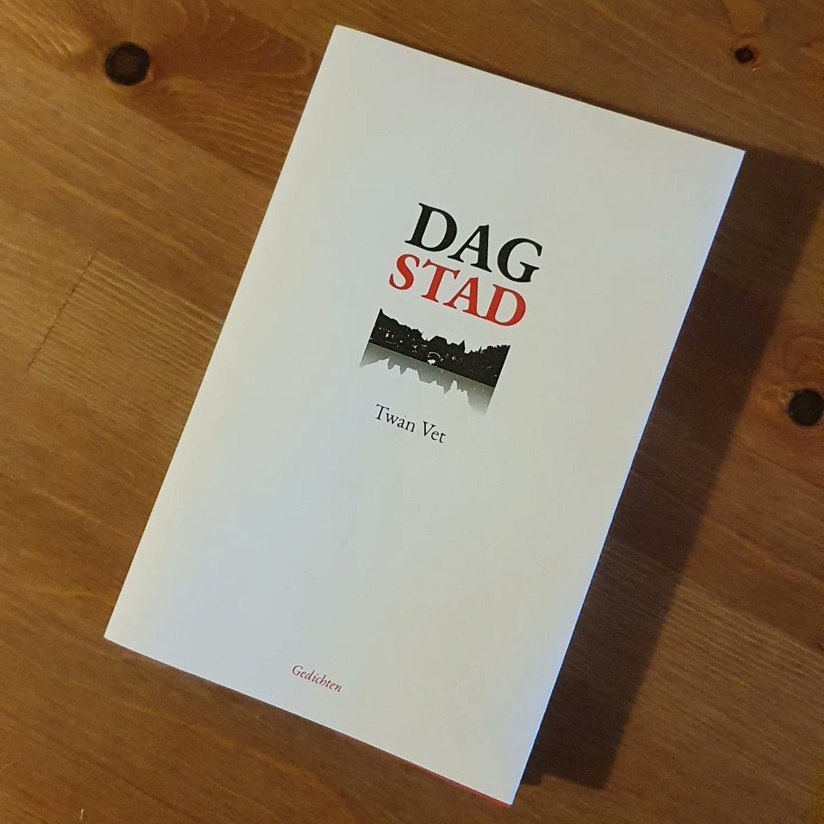 twanvet's tweet photo. zondag bij presentatie en daarna online en in de Amersfoortse boekhandel te koop: Dag stad ❤

veel dank aan Gerard Keijsers (uitgever), Ralph Koridon (vormgever), @SaskiavanLoenen (eindredactie), @pnederkoorn (geniaal voorwoord) en Ronald Giphart (lieve woorden op de achterkant) https://t.co/nSzYPpDldy