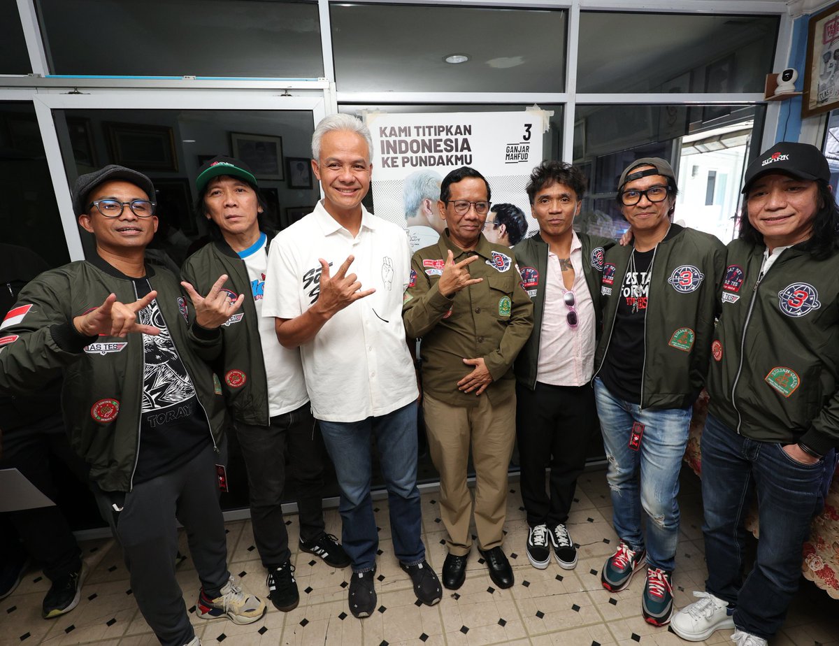 Kalau sudah keluarga, apa-apa emang harus berjuang bersama. Makasih <a href="/slankdotcom/">Slank Band</a> yang sudah menyatakan resolusi cintanya, yang akan berjuang dan memenangkan #ganjarmahfud2024. Tidak akan lama lagi meluncur Salam Metal untuk kita semua. 🤟🤟🤟