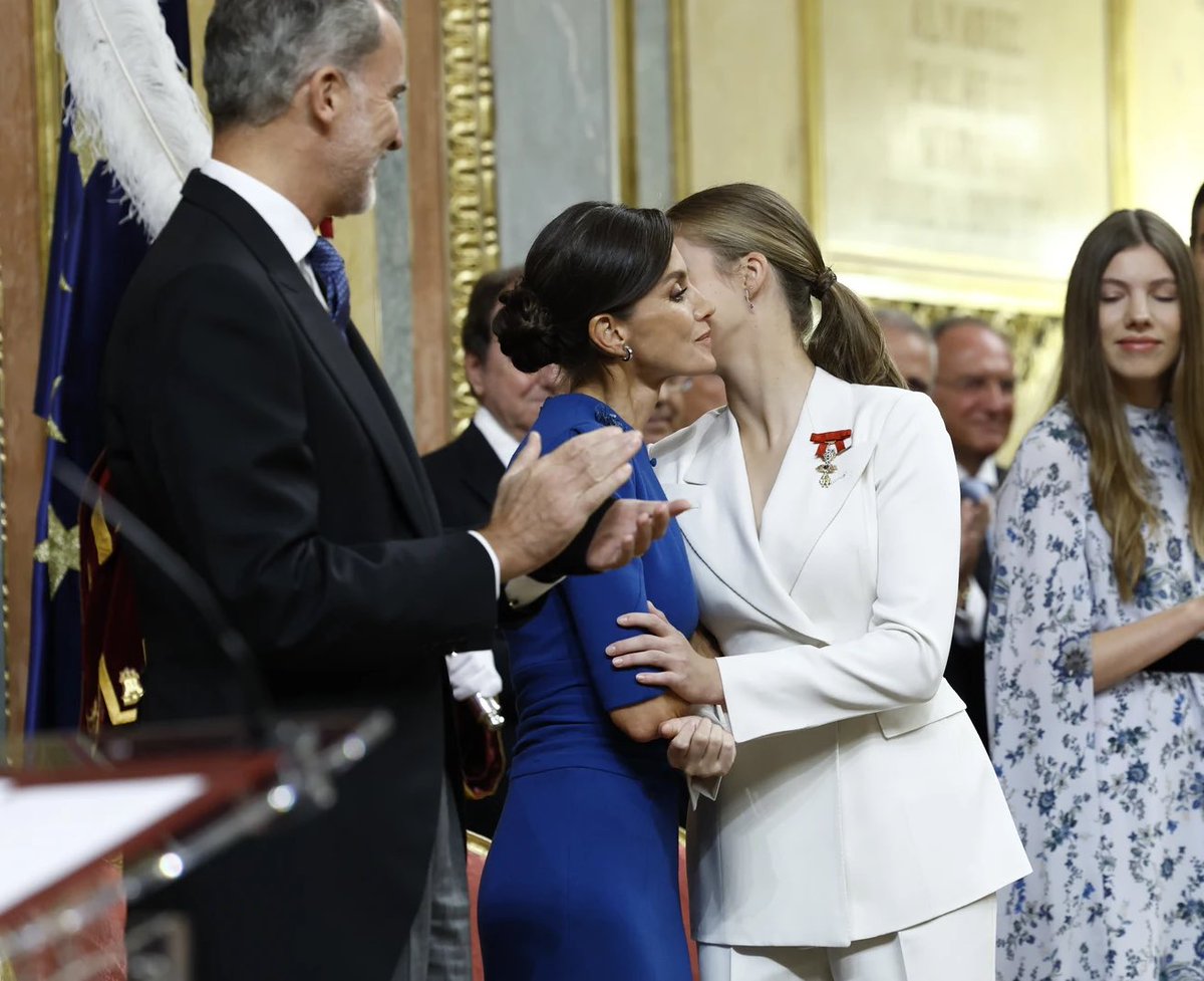 EvaProcuCOrdoba's tweet photo. Vengo por aquí a expresar mi respeto y apoyo a la #ReinaLetizia. El toque de aire fresco y la profesionalidad que ha traído a nuestra monarquía se ve que a algunos no les gusta y arremeten contra ella ya hasta de forma ridícula. No hay derecho a lo que le están haciendo. https://t.co/pDVlnIgUcg