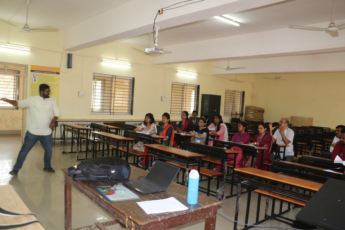 MSDEEDIISERPune's tweet photo. Practicing inquiry towards effective blending of lecture and labs! #MS_DEED Level 1 workshop at Rajaram College #Kolhapur! Our MTs joining us to share best practices, with @patankar_ketaki @PSSarpotdar, @OmADevKul , Jyoti Chavan, and Anita Mali! With @MSFDA_Official @IISERPune https://t.co/IcuBghbKlM