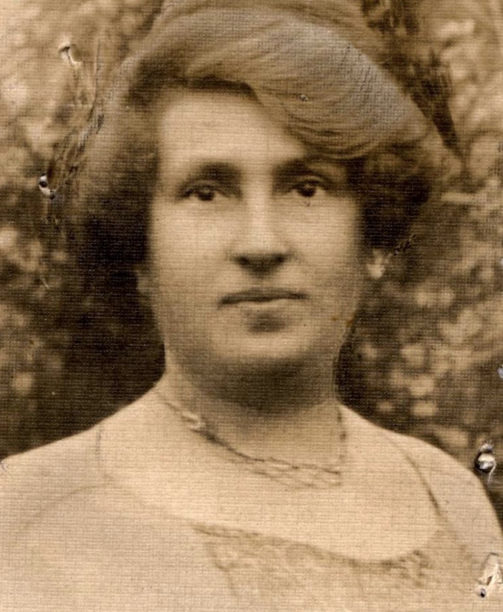 20 January 1877 | A Hungarian Jewish woman, Hermine Schlezinger, was born in Lovas. She was a restaurant owner. During the war she lived in Paris. 

In 1943 she was deported to #Auschwitz and murdered in the gas chamber after selection.