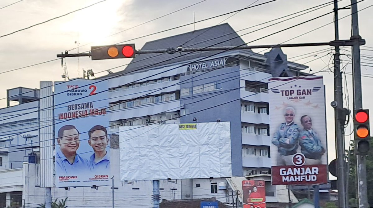 nkhawari's tweet photo. Baliho Punya Pak Prabowo Masih Terpasang, Punya Pak Ganjar juga masih...Kenapa baliho punya Pak @aniesbaswedan Sudah dilepas ya ? https://t.co/z2jmCduOyt