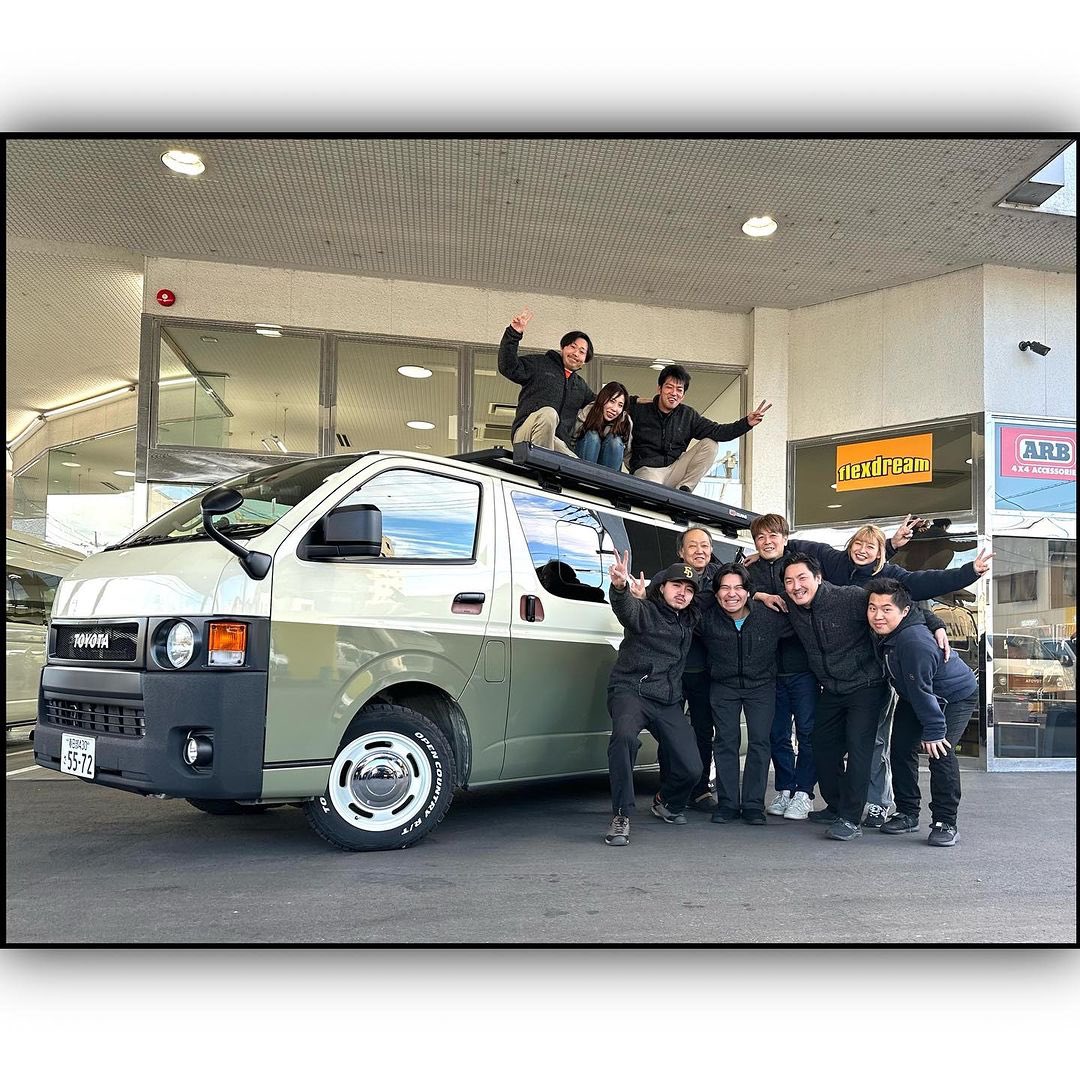 hiace_misato's tweet photo. 新型ハイエースのカタログも届いた三郷店⭐️

本日も仲良くシッカリと働いております😆

新しい相棒でハイエースをお探しなら是非当店へお越し下さい😊

flexdreamハイエース三郷店
👉https://t.co/wEFjT1Rq9B

#ハイエース専門店 #フレックスドリーム https://t.co/wUAyq0SMMF