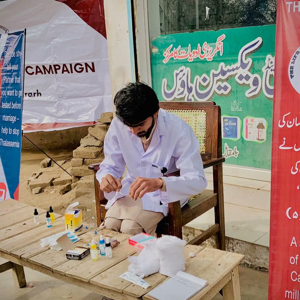 THELIFEPROTECT1's tweet photo. "اس روشنیوں کے شہر میں تھی ہر طرف اندھیر
کوئی مانگ رہا تھا پیسے، تو کوئی کر رہا تھا ہیر پھیر
کوئی ہنس کے کہہ رہا تھا 'میں نہیں دیتا خون اِس کو'
کوئی رو کے مانگ رہا تھا اپنی موت میں دیر

بقلم۔ محمد حسیب   
Punjab Provincial Head https://t.co/jVyGZAupo9