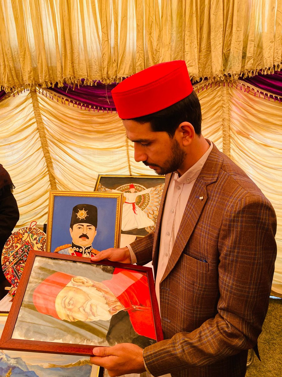 imurtazabangash's tweet photo. نن د خپلو غرونو د سیال سړي، زمونږ امام، زمونږ لارښود، د بشر دوستۍ، قامي مساوات ، ټولنیز عدالت او عدم تشدد ستر علامت خان عبد الغفار خان، زمونږ د باچا خان تلین دی. 
د ځنکدن په وخت ویېل مور د قېدي باچا خان
“غفار رانغلو؟ تاسو اوګورئ! غفار رانغلو
#RemeberingBachaKhan
#psfaup https://t.co/FzYVuv9a5Q