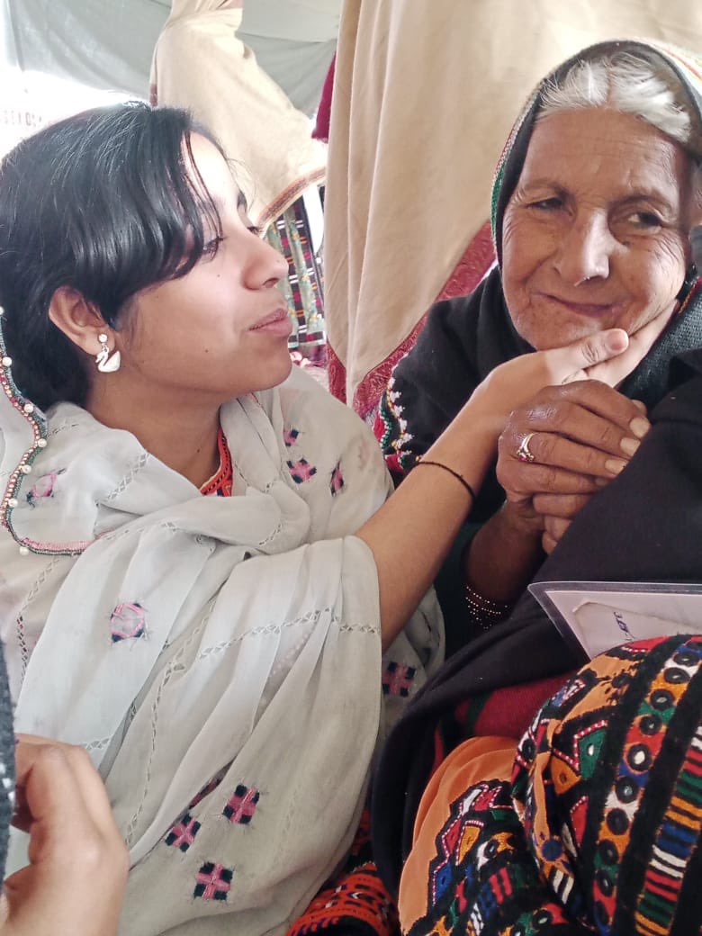 یے مائیں ہیں اپنے بچوں کے لئے اپنے گھروں سے درو یہاں آئے ہیں آپ کی بھی مائیں ہونگے نا تو کیسے ان ماؤں کو تکلیف میں دیکھ کر آپ انکے بچے نہیں چھوڑ رہے-

کیا تمھیں نہیں لگتا-؟ تمھارے اس ظلم سے ایک دن  زمین پھٹ کر تمھیں غرق کردیگی جیسے فرعون کو مظالم کے بدلے سمندر غرق کردیا گیا تھا-