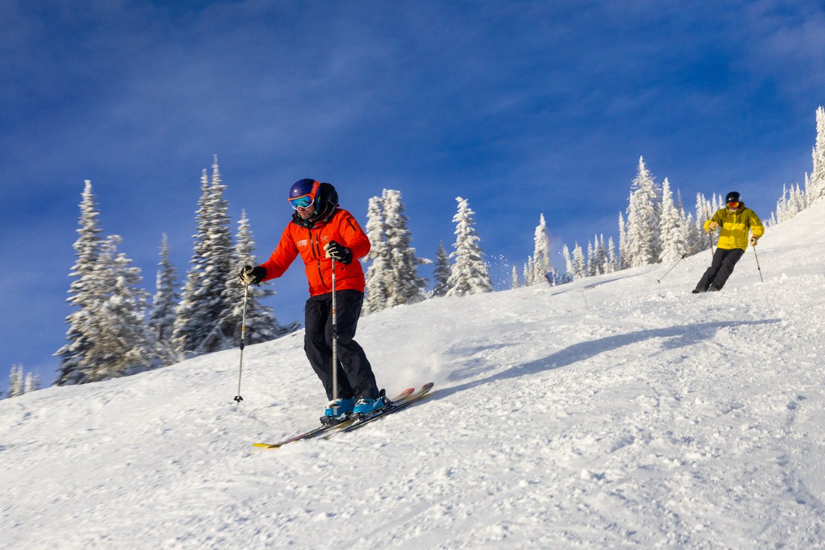 1/2 We ended 2023 by flying out to #Canada for a film & photoshoot with our clients @PurePowder who found the best of the British Columbia snow in @SunPeaksResort for a warm up weekend over New Year before a week at @cmh_heli Cariboos Lodge.

📸@CameronRossHall /@HolmlandsMedia