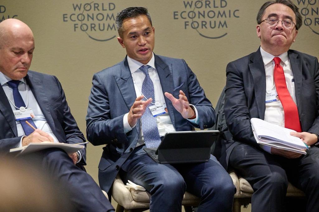 anindyabakrie's tweet photo. Salah satu sesi tertutup yang menarik di @wef adalah “Governors Meeting of Automotive New Mobility”. Di sini berkumpul para CEO dan pemimpin yang membicarakan soal industri otomotif dan new mobility.
#wef24 #worldeconomicforum #wef #newmobility https://t.co/2j3wIx797n