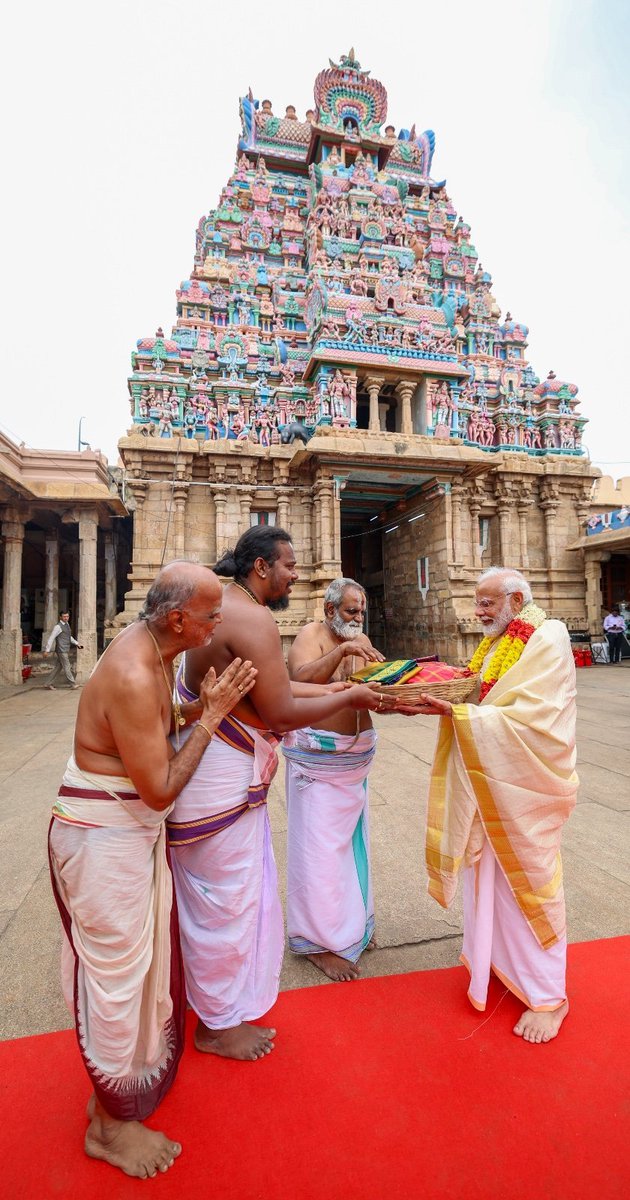 narendramodi's tweet photo. ஶ்ரீ ரங்கநாதசுவாமி கோவிலில் வழிபாடு செய்யும் பாக்கியம் கிடைத்தது. இந்த கோவிலுடனான பிரபு ஶ்ரீராமரின் தொடர்பு நெடியது. பிரபு ஸ்ரீ ராமர் வழிபட்ட கடவுளால் நானும் ஆசீர்வதிக்கப்பட்டதை  பாக்கியமாக உணர்கிறேன். https://t.co/BCeQqDDpnf