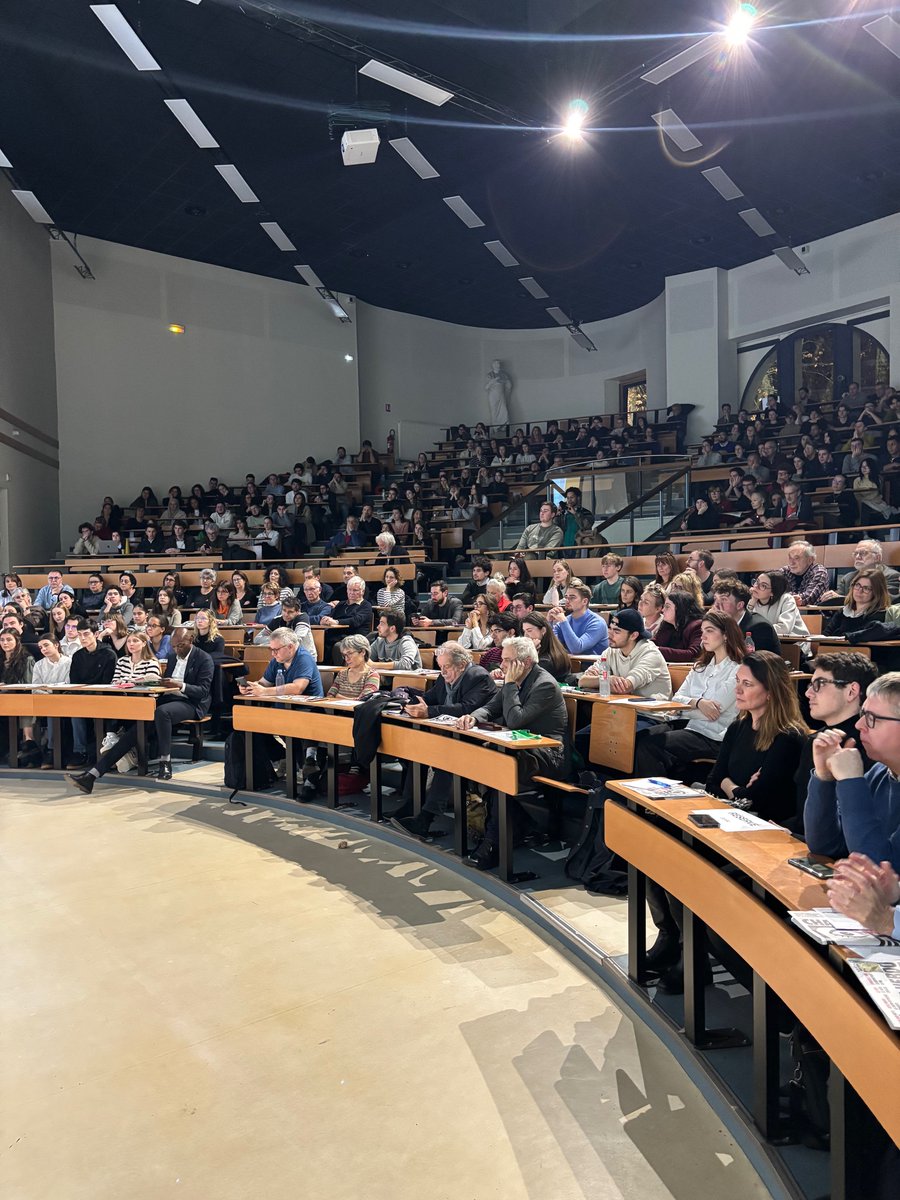 PeToulouse's tweet photo. Très heureux d'avoir accueilli et échangé avec
la Rédaction de @Charlie_Hebdo_.  Une nouvelle conférence réussie organisée par le
@PeToulouse qui a rassemblé 500 étudiants. 
Liberté de la presse et liberté d'expression étaient au coeur de notre évènement. Merci à @UTCapitole. https://t.co/K8KZHUvHOD