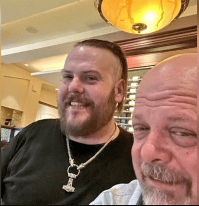 diariodelhuila's tweet photo. #Internacional 🌐  Falleció Adam Harrison, hijo de Rick Harrison del reconocido programa “El Precio de la Historia”

Leer más: ⤵️

https://t.co/v66sHuA3vQ

Adam Harrison, hijo de Rick Harrison, conocido por su papel en el programa de televisión ‘El precio de la historia’. https://t.co/IlTIhjl17Q