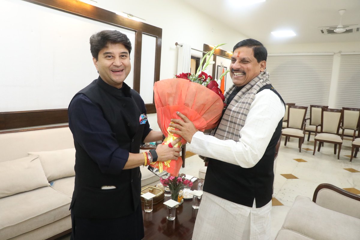DrMohanYadav51's tweet photo. आज केंद्रीय नागरिक उड्डयन मंत्री माननीय श्री @JM_Scindia जी ने निवास पर सौजन्य भेंट की। 

इस अवसर पर उनके साथ मध्यप्रदेश की प्रगति एवं विकास से जुडे़ विभिन्न महत्‍वपूर्ण मुद्दों पर सकारात्मक चर्चा हुई। https://t.co/gw6m85a1Ym