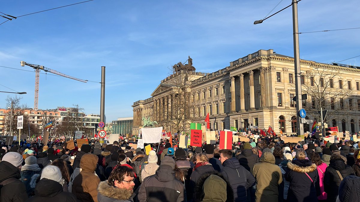 Das_Ka90's tweet photo. #BS2001
Auch Braunschweig mobilisiert ca. 20.000 Leute https://t.co/gzBodcqA7c